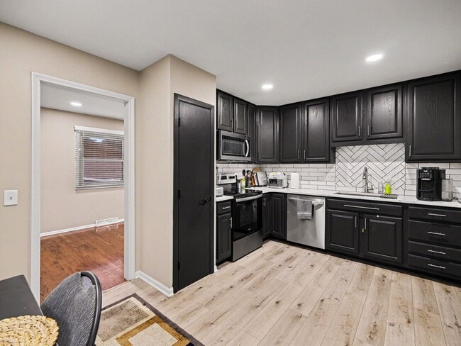 Building Photo - 1801 Sherry Dr