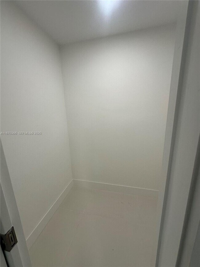 Building Photo - 526 S Rainbow Dr