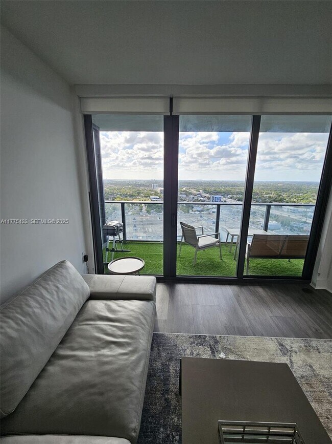 Building Photo - 121 NE 34th St