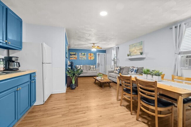 Building Photo - 1427 W Ocean View Ave