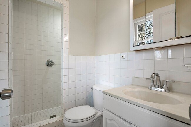 Building Photo - Spacious 3 Bed 2 Bath Rancher Available NOW