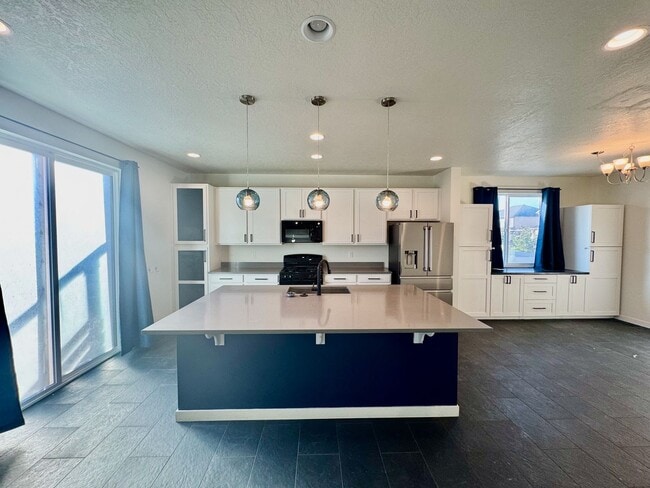Building Photo - Your Home Is Ready For You!!