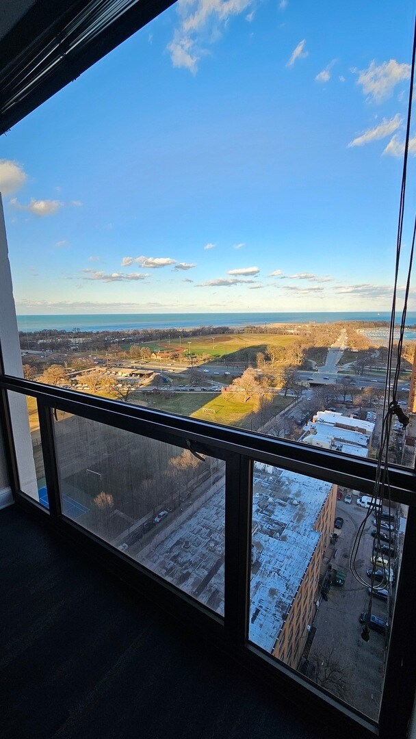 Building Photo - 4343 N Clarendon Ave