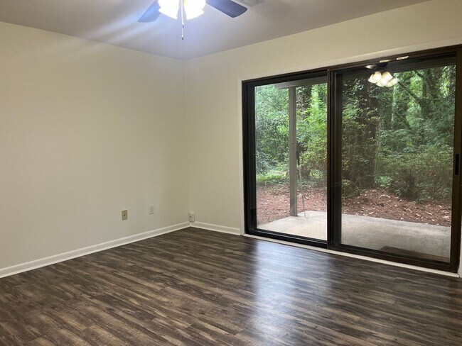 Building Photo - North Raleigh Move-In Ready Condo, On Grou...