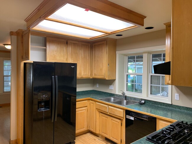 Building Photo - 4 Bedroom House with Great Floor Plan Clos...