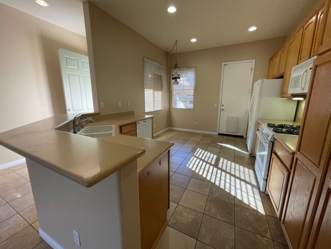 Building Photo - Apple Valley-Del Web Home, 2 Bedrooms,2 Ba...