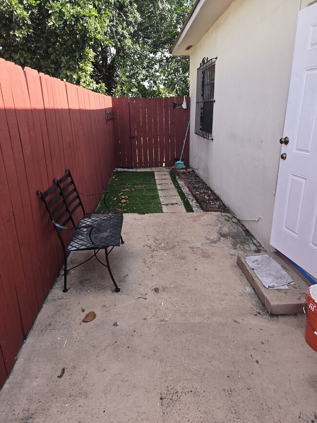 Small backyard. Patio pequeño - 4045 SW 107th Ct