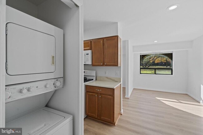 Building Photo - 13 Silverwood Cir