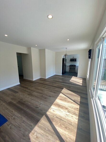 Building Photo - 1319 Havenhurst Dr