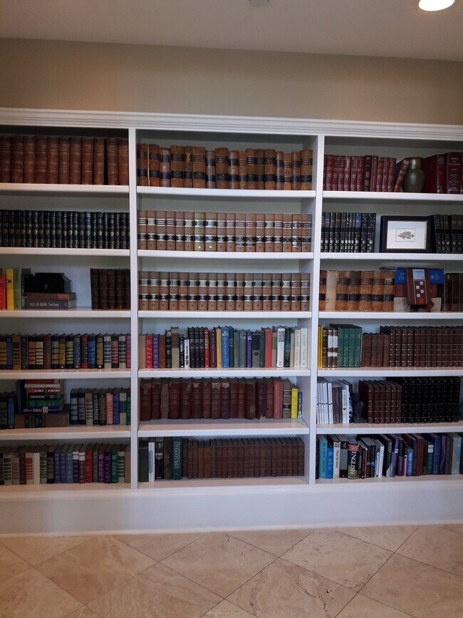 Building Photo - DOWNTOWN SARASOTA ANNUAL TURNKEY FURNISHED...