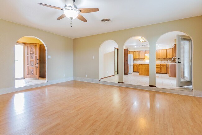 Building Photo - Beautiful Home Near Foothills Park With Gr...