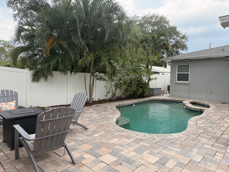 Building Photo - 4202 W Palmira Ave