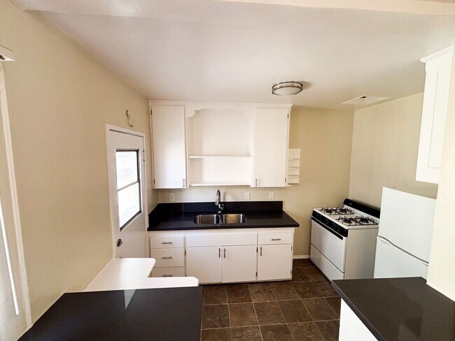 Interior Photo - 605 Kelton Ave