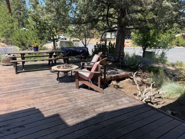 Building Photo - West Side Location