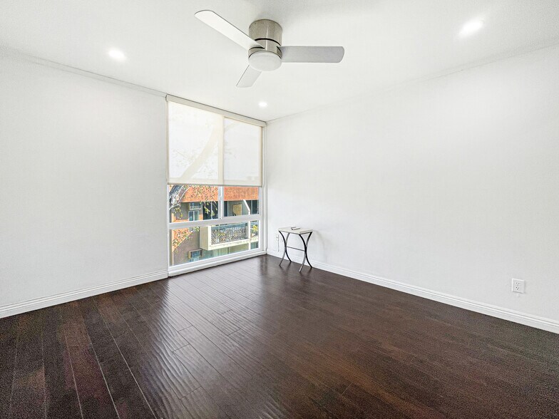 Building Photo - 960 N San Vicente Blvd