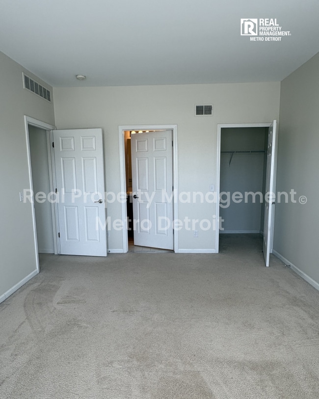 Building Photo - CONVENIENT CONDO RETREAT
