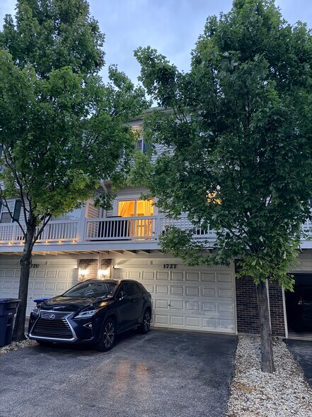 2 car garage - 172 N East River Rd