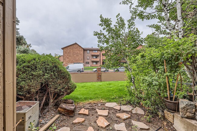 Building Photo - Bright & Updated 2-Bedroom Townhome with Bonus Basement Space in Lakewood!