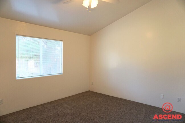 Building Photo - Spacious 3BD/2BA Home on a Large Lot in Bakersfield — Covered Patio, Garage & Pets Welcome!