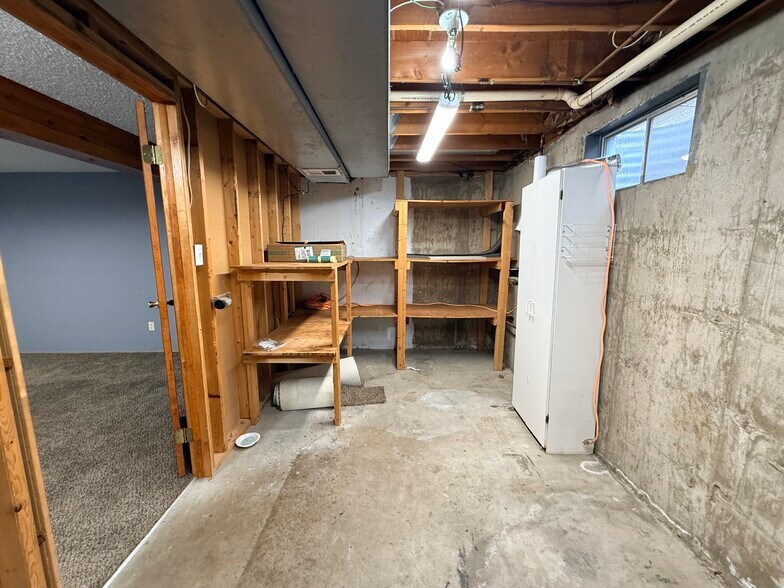 Building Photo - 5879 S Oak St