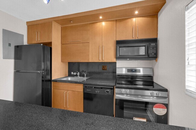 Building Photo - Renovated Condo in Downtown's coveted Dela...