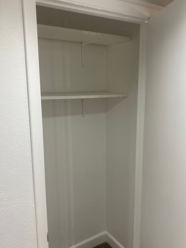 Building Photo - Nicely updated 3/2 SFH in Glendale w no HOA