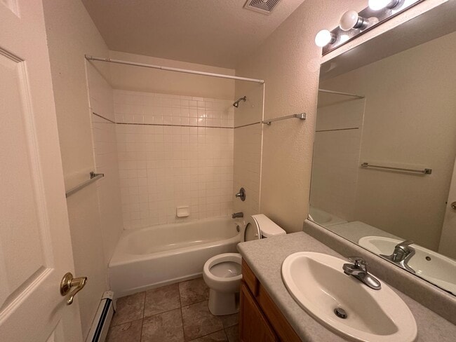 Building Photo - Charming 3 bed 2 bath home!!