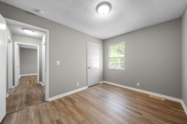 Building Photo - 3 Bedroom Pet Friendly Home For Rent Close To Post!