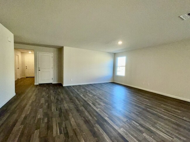 Building Photo - MOVE IN SPECIAL!! 4 bed 2 bath 2 car garag...