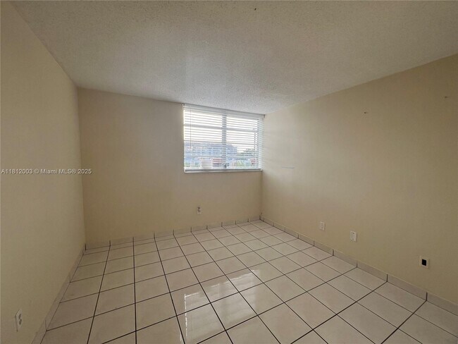 Building Photo - 8887 Fontainebleau Blvd