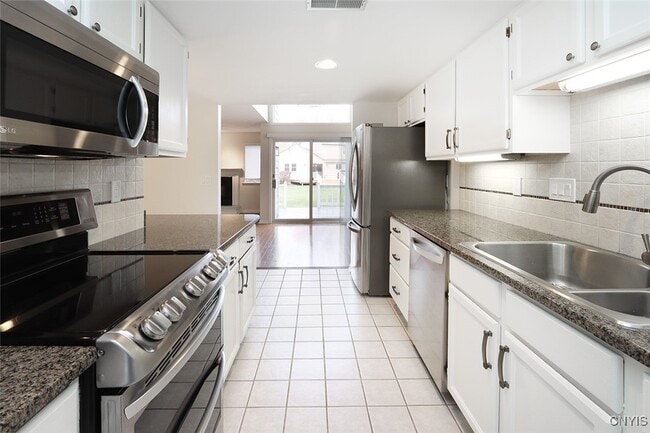 Building Photo - 442 Summerhaven Dr N