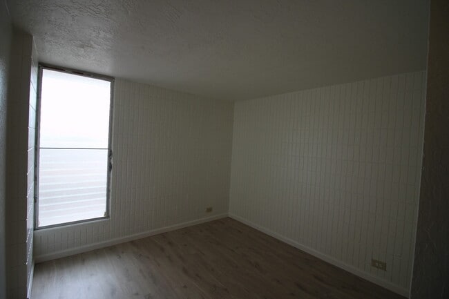 Building Photo - 2 bed, 1 bath, 1 parking Unit available in...