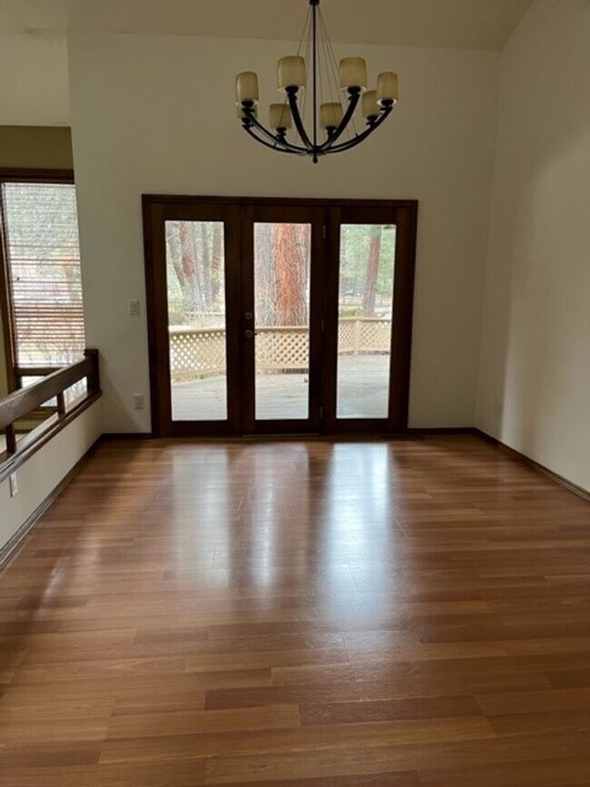Building Photo - Large 3 Bed/2 Bath Home in the Mountain Hi...
