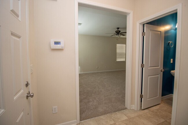 Building Photo - Spacious 3 Bedroom, 2.5 Bathroom Townhome ...