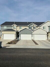 Building Photo - 895 E Pacific Dr