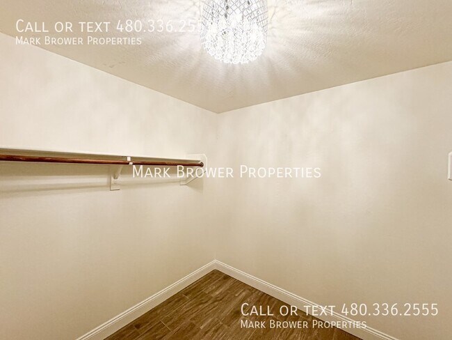 Building Photo - 1042 W Oleander Ave