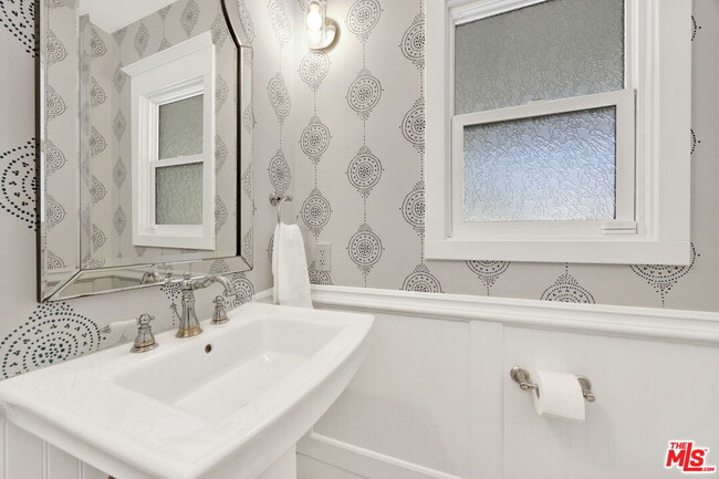 Building Photo - 4621 Allott Ave