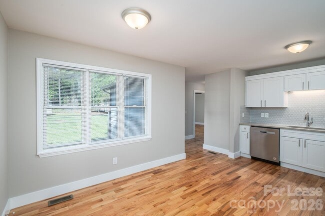 Building Photo - 412 Forest Dr