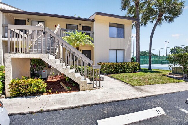 Building Photo - 6649 Somerset Dr