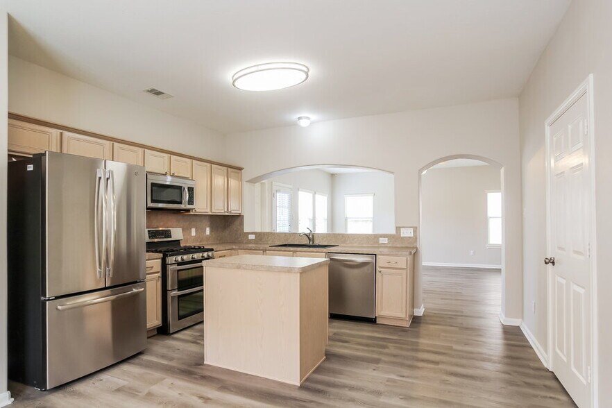 Building Photo - 985 Oak Falls Dr