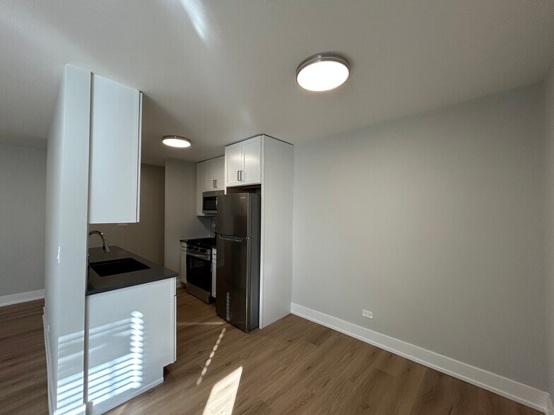 Building Photo - 540 W Aldine Ave