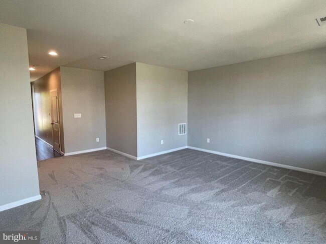 Building Photo - 419 Foxglove Way