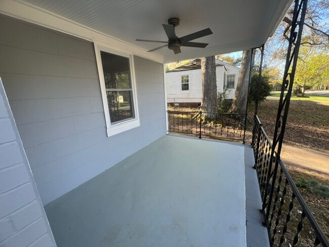 Building Photo - Newly renovated 2 bedroom 1 bath house!