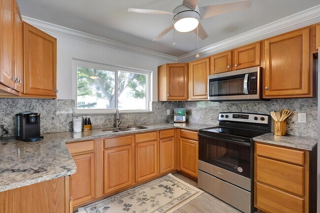 Building Photo - 1612 SE Cascella Ct