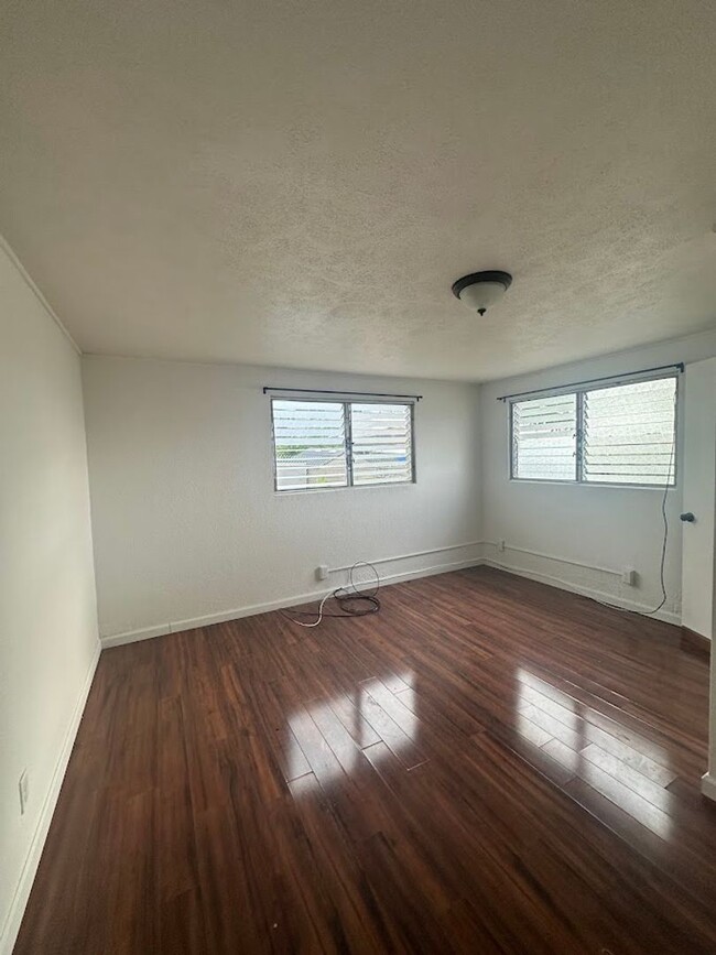 Building Photo - KALIHI UKA House 6 bedrooms, 2 full bath a...