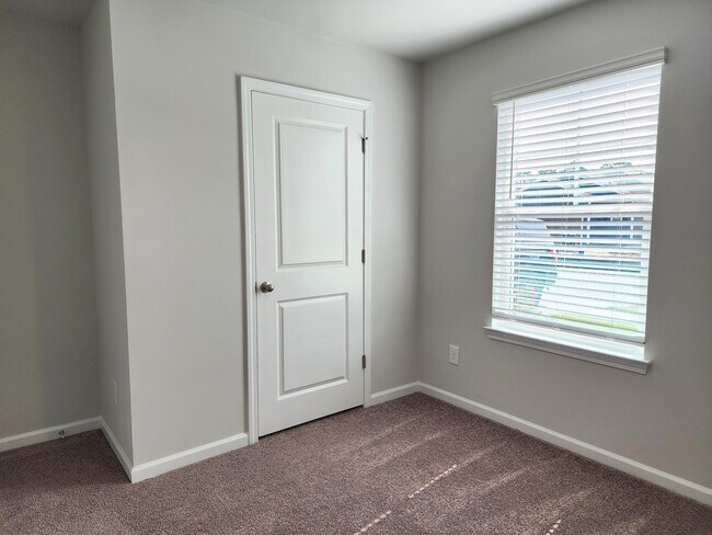 Building Photo - 1015 Course Ln