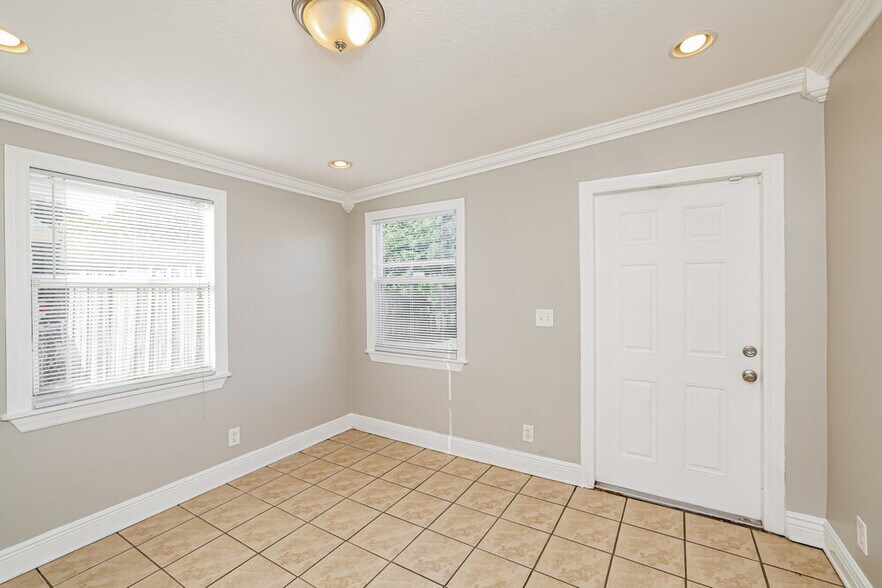 Building Photo - 395 Plum Tree Dr