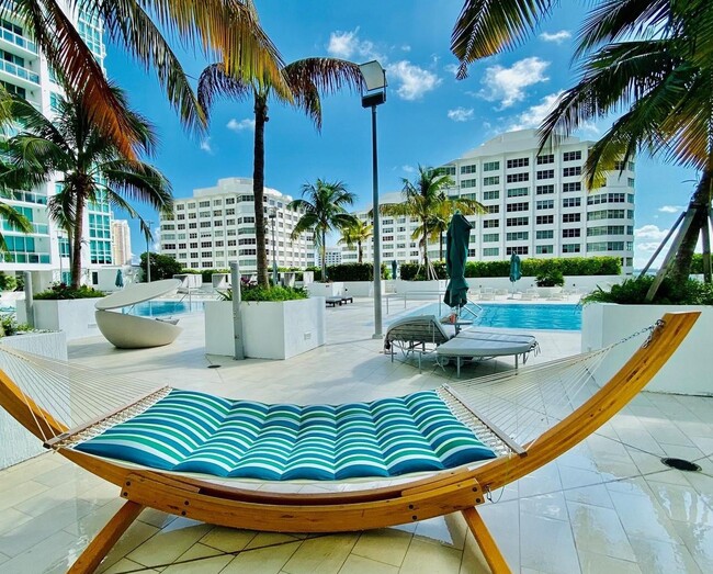 Building Photo - 999 Brickell Ave