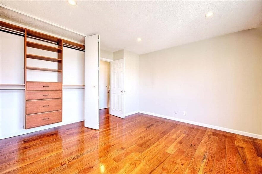 Building Photo - 274 S Main St