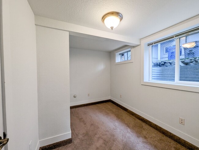 Building Photo - Cozy 1-Bedroom with Bonus Room and Modern Touches in Prime West Seattle Location